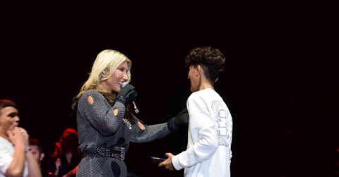 Hande Yener’e Bursa’da şok: Ünlü popçu sahneye fırlayan gençlerle şarkı söyledi