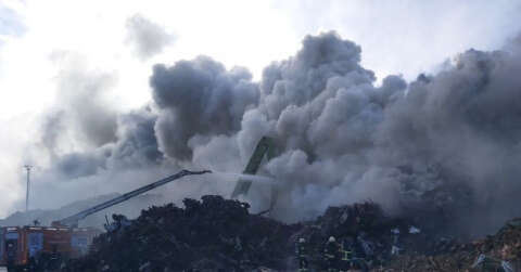 Hurdalıkta çıkan yangın 5 buçuk saattir devam ediyor