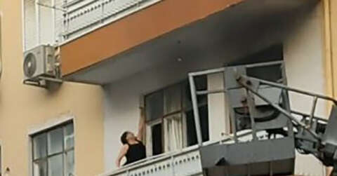 Sinir krizi geçiren kadın evinin balkonunu yaktı, camları kırıp eline ne geçtiyse sokağa fırlattı
