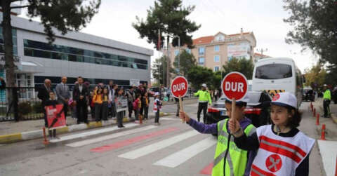 Öğrenciler trafik polisi oldu, trafik kurallarına düdükleriyle dikkat çekti