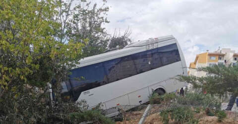 Servis minibüsü bahçeye düştü: 1 ölü