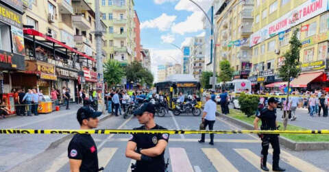 Otobüsün kapısına üstü sıkışan kadın canından oldu