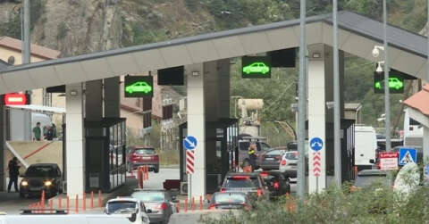 Rusya-Gürcistan sınır kapısında 6 kilometrelik araç kuyruğu