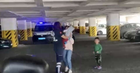 İzmir’de otomobilde kilitli kalan çocuğu itfaiye kurtardı
