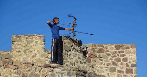 700 yıllık Kov Kalesi’nin duvarlarında yüzyıllar sonra ok sesleri yankılandı