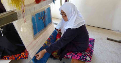 Isparta halılarına Kırgız eli değdi