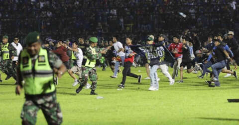 Endonezya’da futbol maçında izdiham: 174 ölü, 180 yaralı