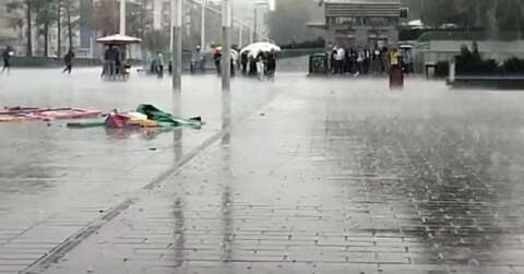 İstanbul’da aniden bastıran yağış, vatandaşlara zor anlar yaşattı