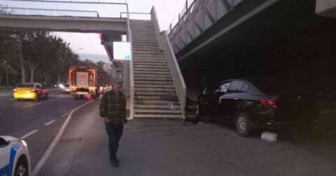 Şişli’de kontrolden çıkan otomobil üst geçit merdivenlerine çarptı: 1 yaralı