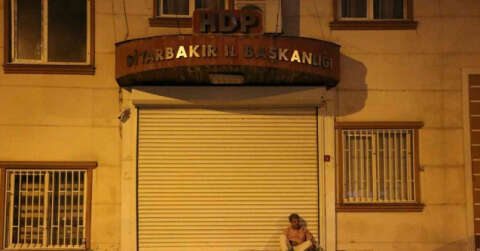 HDP binasının önüne yatak serip evladı için gece nöbet tutan baba oğluna çağrıda bulundu