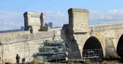 Çökme riski taşıyan tarihi köprüde restorasyon çalışması başlatıldı
