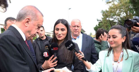 Cumhurbaşkanı Erdoğan, basın mensuplarına kandil simidi ikram etti