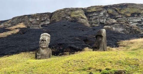 UNESCO listesindeki Moai heykelleri yangında büyük hasar gördü