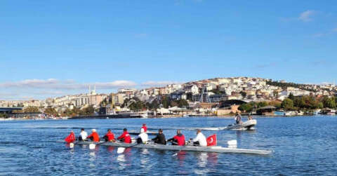 Haliç’te sporcular Cumhuriyet için kürek çektiler