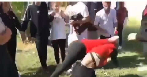 Liseli kızlar yumruk yumruğa kavga etti, arkadaşları gülerek izledi