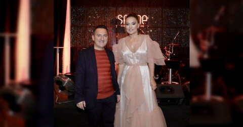 Demet Akalın ve Okan Kurt çifti, birlikteliklerinin 11. yılını kutladı