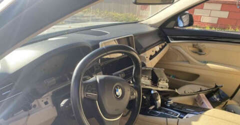 Aracının gösterge panelini çalanların başına ödül koydu