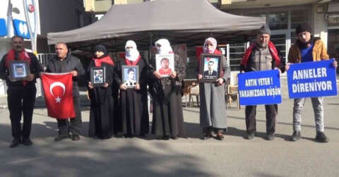 Evlatları için HDP önünde nöbet tutan anne: "Evlatlarımızı HDP’den, PKK’dan istiyoruz"