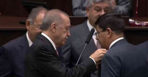 İYİ Parti’den AK Parti’ye geçen Özcan’a rozetini Cumhurbaşkanı Erdoğan taktı