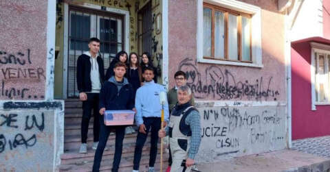 Öğrenciler Öğretmenler Günü’nde emekli öğretmen çiftin evinin duvarını boyadı