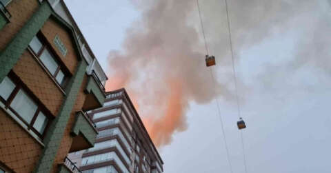 Başkentte 15 katlı bir binanın çatısında çıkan yangında 3 kişi dumandan etkilendi
