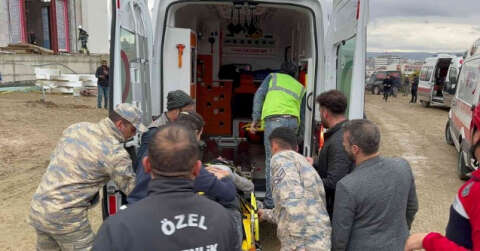 Batman’da, Gültepe Mahallesinde inşaat çalışmaları devam eden Esentepe Külliyesinin iskelesi çöktü, çok sayıda yaralı var.