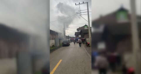 İki katlı evde çıkan yangında 3 kişi dumandan etkilendi