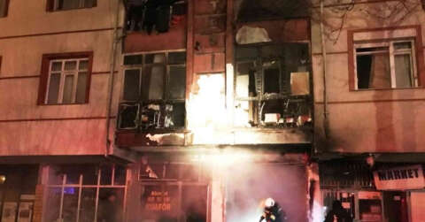 İş yerinde yangın çıktı, üst kattaki balkon zarar gördü