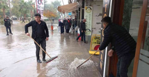 Mardin’de göle dönen caddede dükkanları su bastı,  esnaf caddeye olta attı