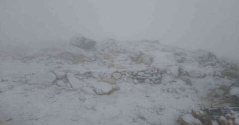 Nemrut Dağı’nda kar yağışı başladı