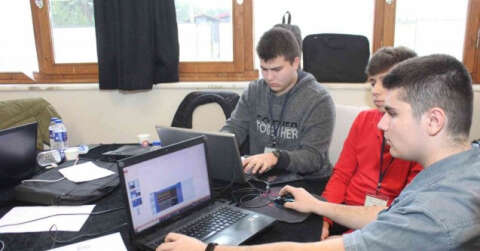 Lise öğrencileri Türkiye’de ilk olan girişimcilik programı ile proje geliştiriyor