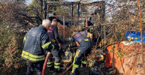 Bahçe içinde depo olarak kullanılan kamyon kasası alev alev yandı