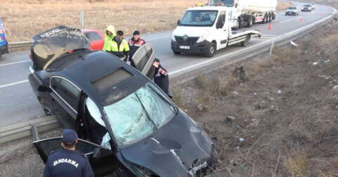 Trafik levhalarına çarpan otomobil 150 metre sürüklendi: 2 yaralı