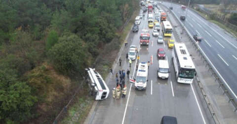 Eyüpsultan’da içerisinde turistlerin bulunduğu servis minibüsü devrildi: 2’si ağır 10 yaralı