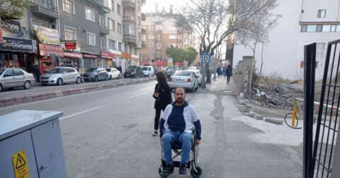 Engelli hastalarının çektiği sıkıntıyı anlamak için sokakta tekerlekli sandalyeye bindi