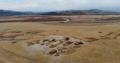 Baraj suları çekilince ortaya çıkan bin 500 yıllık hamam ve kilise kalıntıları dron ile görüntülendi