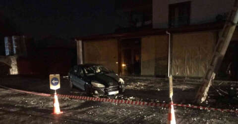 Osmaniye’de otomobil önce elektrik direğine, ardından iş yerine çarptı: 2 yaralı