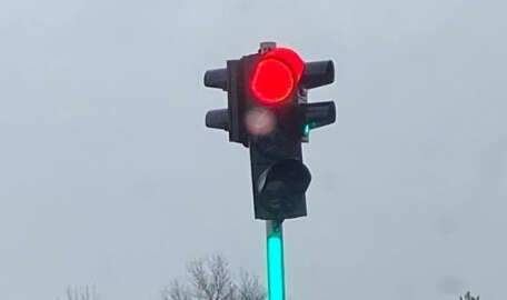 Akıllı kavşakta trafik ışığının kafası karıştı: Üstte kırmızı, altta yeşil yandı