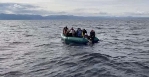 Yunan unsurları tarafından ölüme terk edilen 17 kaçak göçmeni, Sahil Güvenlik kurtardı