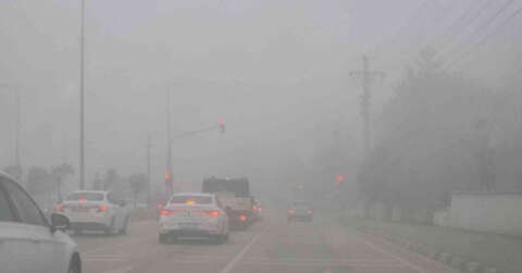Yoğun sis sürücülere zor anlar yaşattı