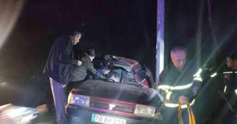 Karabük’te direğe çarpan otomobil sürücüsü hayatını kaybetti