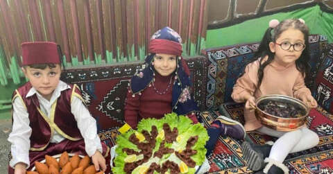 Yöresel kıyafetler ile yöresel ürünleri tanıttılar