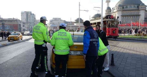 Taksim’de ruhsatsız çalışan 12 taksi trafikten men edildi