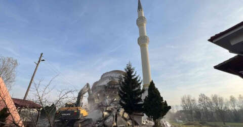Depremde ağır hasar gören 35 yıllık cami yıkıldı
