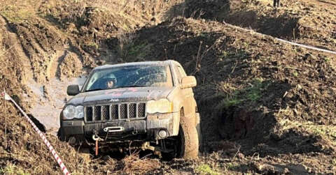 Kadın yarışçılar pistin çamurunu attı