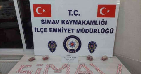 Polisten kaçan araçtan yüklü miktarda uyuşturucu hap çıktı