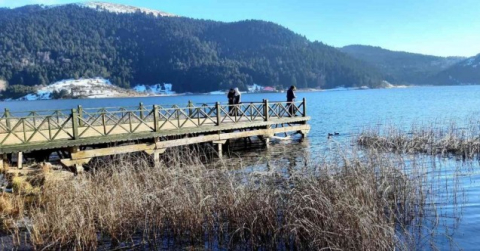 Abant Gölü’nün kıyıları buz tuttu