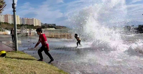Dev dalgalar sahilde gezenleri böyle ıslattı