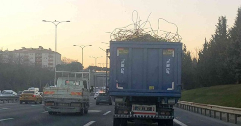 İstanbul’da demir yüklü kamyonun tehlikeli yolculuğu kazaya davetiye çıkardı