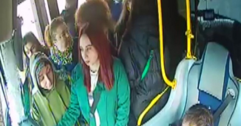 Kendisi ile tartışan yolculara küsen şoförün tepkisi, görenleri kahkahaya boğdu